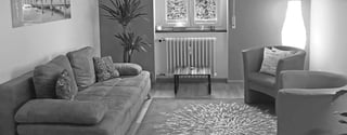 Behandlungsraum der Praxis mit Sofa und Sesseln